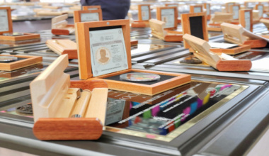 Entrega IEEPO medallas a docentes por 30 y 40 años de labor educativa