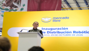 Sheinbaum pone en marcha centro robótico de Mercado Libre como parte del Plan México
