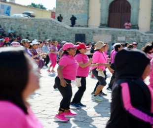Mamás de Oaxaca de Juárez celebran su día con activación física y convivencia