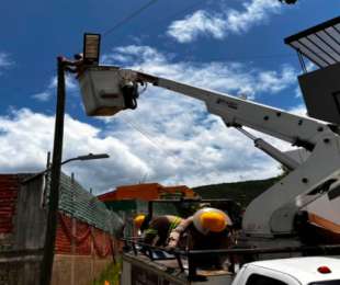Atienden solicitud vecinal con instalación de luminarias en Loma Rancho