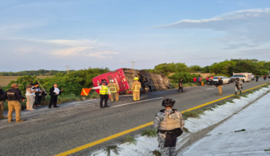 Atiende Gobierno de Oaxaca accidente de autobús en Santa María Colotepec