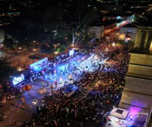 Al ritmo de la música y bailables tradicionales, miles de turistas se enamoran de la Calenda de las Culturas 2026