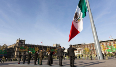 “Los recordamos con el corazón”: Presidenta Claudia Sheinbaum encabeza izamiento de bandera a media asta en memoria de las víctimas de los sismos de 1985 y 2017
