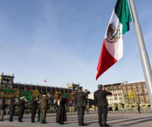 “Los recordamos con el corazón”: Presidenta Claudia Sheinbaum encabeza izamiento de bandera a media asta en memoria de las víctimas de los sismos de 1985 y 2017
