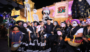 Oaxaca de Juárez se llena de música, color y tradición con la Mega Comparsa de Bienvenida de Fieles Difuntos