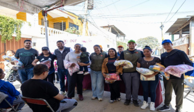 DIF Municipal entrega cobijas y apoyos de maternidad en San Martín Mexicapam