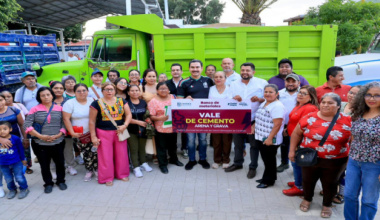 Ray Chagoya entrega Banco de Materiales en Santa Rosa Panzacola y San Martín Mexicapan