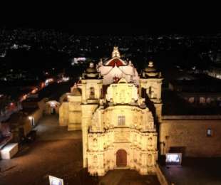 Gobierno de Oaxaca e Iberdrola México encienden nueva iluminación de la Basílica de la Soledad