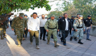 Recorre Salomón Jara calles de Juchitán de Zaragoza en donde sostiene un encuentro con la ciudadanía, reitera la protección del Estado