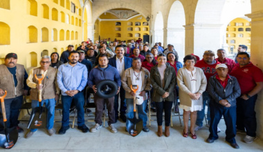 Ray Chagoya entrega herramientas a trabajadores del Panteón General