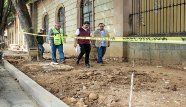 Ray Chagoya supervisa trabajos de conservación en el Panteón General de Oaxaca de Juárez