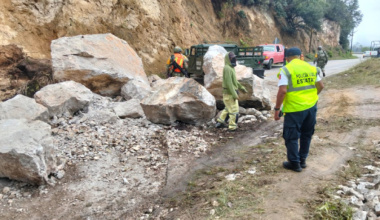 Atienden derrumbe en la carretera 175, en Miahuatlán de Porfirio Díaz