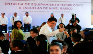 Equipa Salomón Jara con tecnología a 262 escuelas de Oaxaca de Juárez